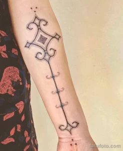 Фото тату: минималистичный рисунок татуировки, выполненный в технике dotwork на руке. Деликатный и изящный эскиз татуировки.