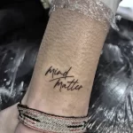 Фото тату на запястье: стильная надпись 'Mind Matter' (разум имеет значение) выполненная каллиграфическим шрифтом в черном цвете.