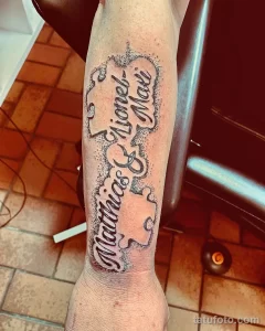 Фото тату имен "Lionel & Matias" выполненных в технике dotwork, обрамленных декоративными элементами на руке.
