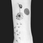 Фото тату Божья Коровка 17.02.22 №0049 - tattoo Ladybug tatufoto.com