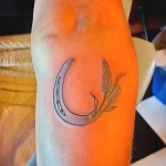 Фото тату подкова 17.02.22 №0015 - horseshoe tattoo tatufoto.com