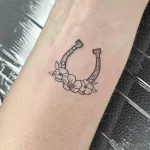 Фото тату подкова 17.02.22 №0047 - horseshoe tattoo tatufoto.com
