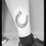 Фото тату подкова 17.02.22 №0067 - horseshoe tattoo tatufoto.com