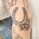 Фото тату подкова 17.02.22 №0071 - horseshoe tattoo tatufoto.com