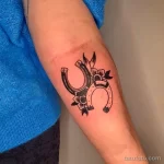 Фото тату подкова 17.02.22 №0082 - horseshoe tattoo tatufoto.com