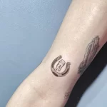 Фото тату подкова 17.02.22 №0143 - horseshoe tattoo tatufoto.com