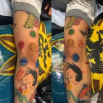 Фото тату: яркая и красочная татуировка в стиле аниме Dragon Ball Z на ноге, с изображением персонажей и символов.