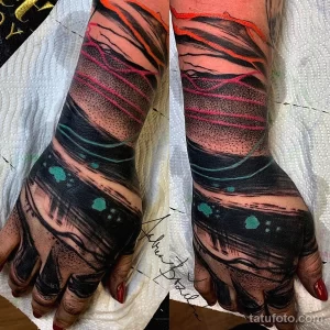 Фото абстрактной татуировки на руках в стиле Blackwork. Геометрические формы, линии и точки.