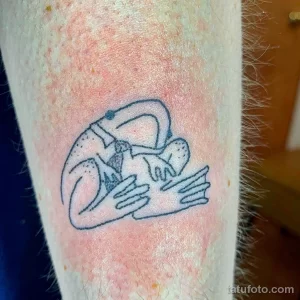 Фото тату с изображением лягушки в стиле doodle на ноге. Забавный и оригинальный рисунок татуировки.