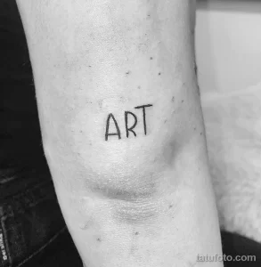 Фото тату: Простая черно-белая татуировка с надписью 'ART' на руке. Минималистичный эскиз тату для творческих личностей.