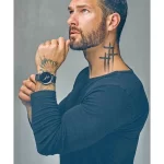 Фото тату: строгая геометрическая татуировка на шее мужчины. Черные линии образуют четкий узор, подчеркивающий мужественность.