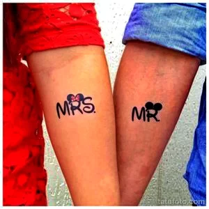 Фото парных татуировок с надписями "Mr" и "Mrs" в стиле Disney. Простые, минималистичные рисунки татуировок на голенях с изображением ушек Микки и Минни.