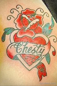 Фото тату на плече: красная роза в форме сердца с надписью 'Chesty'. Изящный рисунок татуировки для девушек, выполненный в традиционном стиле.