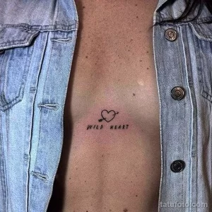 Фото тату: маленькое сердце, пронзенное стрелой, с надписью "Wild Heart". Стильный и символичный рисунок татуировки.