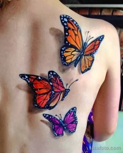 Фото 3D тату трех бабочек на спине. Красочные татуировки с реалистичным эффектом объема и детализированными крыльями. Идеально для любителей ярких рисунков.
