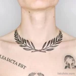 Фотография татуировки лаврового венка на шее мужчины. Рисунок выполнен в черном цвете и выглядит элегантно.
