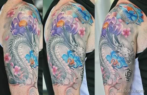 Фото тату дракона, обвивающегося вокруг цветков лотоса на руке. Рисунок выполнен в ярких цветах с использованием синего, розового и зеленого оттенков. Детализированная татуировка.