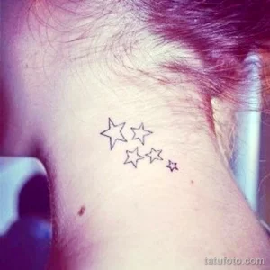 Фото тату: четыре маленькие звезды, выполненные тонкими линиями, расположены на ключице. Простой и элегантный рисунок татуировки для девушек.