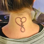 Фото тату Бесконечность с надписью 'Love' на задней части шеи. Черно-серый рисунок, выполненный в стиле графика. Символ вечной любви, преданности и бесконечной связи.