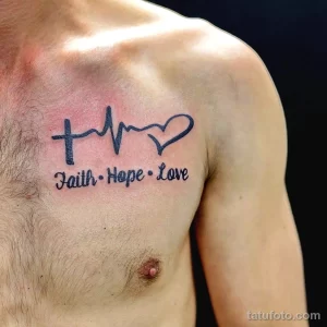 Фото тату на груди, изображающее пульс, крест и надпись 'Faith Hope Love'. Черно-белый рисунок, религиозная тематика.