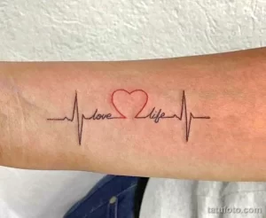 Фото татуировки: линия пульса сердца с надписью 'love life'. Символичное изображение любви к жизни и позитивного настроя.
