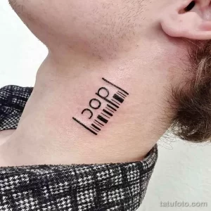 Фото тату штрих-кода и надписи "pop" на шее мужчины. Черно-белый минималистичный рисунок татуировки.