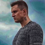 Фото тату штрих-кода и надписи "doc" на шее мужчины. Черно-белый минималистичный рисунок татуировки.