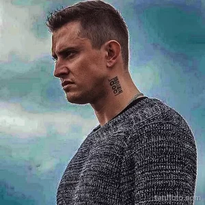 Фото тату штрих-кода и надписи "doc" на шее мужчины. Черно-белый минималистичный рисунок татуировки.