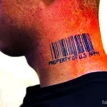 Фото тату штрих-кода и надписи "PROPERTY OF U.S ARMY" на шее мужчины. Черно-белый рисунок татуировки.