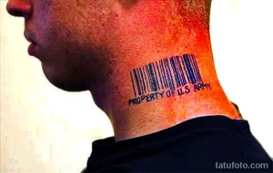 Фото тату штрих-кода и надписи "PROPERTY OF U.S ARMY" на шее мужчины. Черно-белый рисунок татуировки.