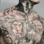 Фото тату: Детализированная татуировка на груди и шее мужчины, изображающая воина, льва и архитектурные элементы. Сложный и впечатляющий рисунок татуировки.