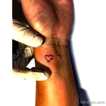 тату минимализм сердце 06.02.22 №0020 - heart tattoo tatufoto.com