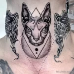 Фото татуировки на шее: изображение кошки породы сфинкс с крыльями ангела. Черно-белый рисунок татуировки с использованием техники дотворк.