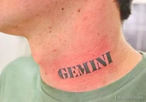 Фото тату надписи 'Gemini' на шее в стиле Old School. Яркие цвета, жирные линии, классический стиль. Подходит для тех, кто гордится своим знаком зодиака.