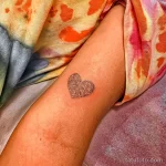 тату отпечаток пальца в виде сердца 06.02.22 №0008 - heart tattoo tatufoto.com