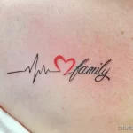 Фото тату кардиограммы с надписью "family" на спине. Красное сердце и черная надпись, символизирующие любовь к семье и жизненную силу.