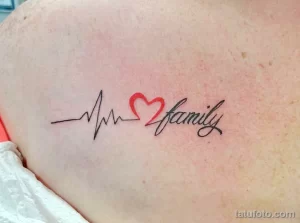Фото тату кардиограммы с надписью "family" на спине. Красное сердце и черная надпись, символизирующие любовь к семье и жизненную силу.