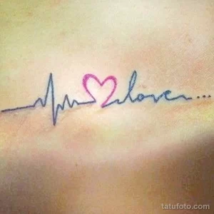 Фото тату кардиограммы с надписью "love" на коже. Фиолетовая линия кардиограммы и черная надпись, символизирующие любовь и жизненную силу.