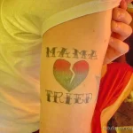Фото тату на руке: разбитое сердце с надписями 'MAMA' и 'FREED'. Простой рисунок татуировки, символизирующий потерю и освобождение.