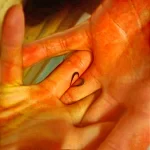 Фото тату: маленькое сердце на пальце руки, выполненное в стиле эскиза. Нежный и оригинальный рисунок татуировки.