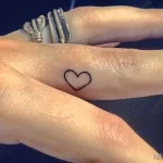 тату сердце на пальце 06.02.22 №0014 - heart tattoo tatufoto.com