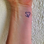 тату сердце с буквой 06.02.22 №0007 - heart tattoo tatufoto.com
