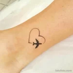 тату сердце с самолетом 06.02.22 №0010 - heart tattoo tatufoto.com
