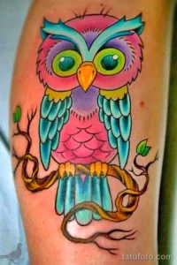 Фото тату мультяшной совы на руке. Яркие цвета, большие глаза, милый дизайн. Идея для детской татуировки.