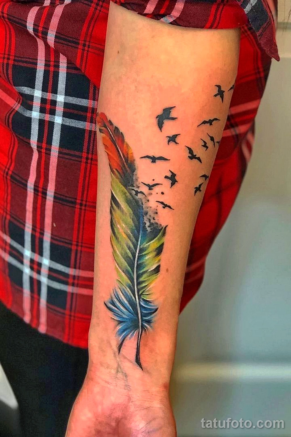 тату цветное перо 13.02.22 №0004 — color drawing tattoo tatufoto.com