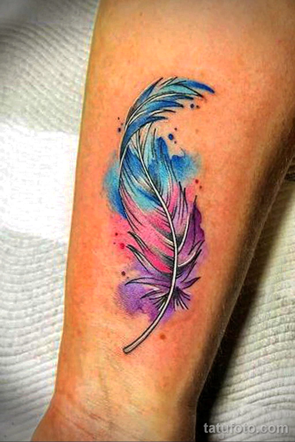 тату цветное перо 13.02.22 №0009 — color drawing tattoo tatufoto.com
