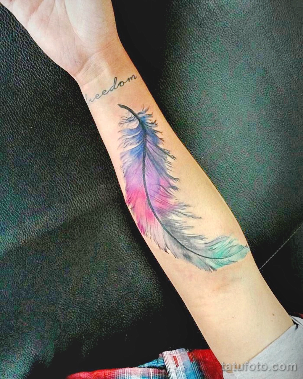 тату цветное перо 13.02.22 №0012 — color drawing tattoo tatufoto.com