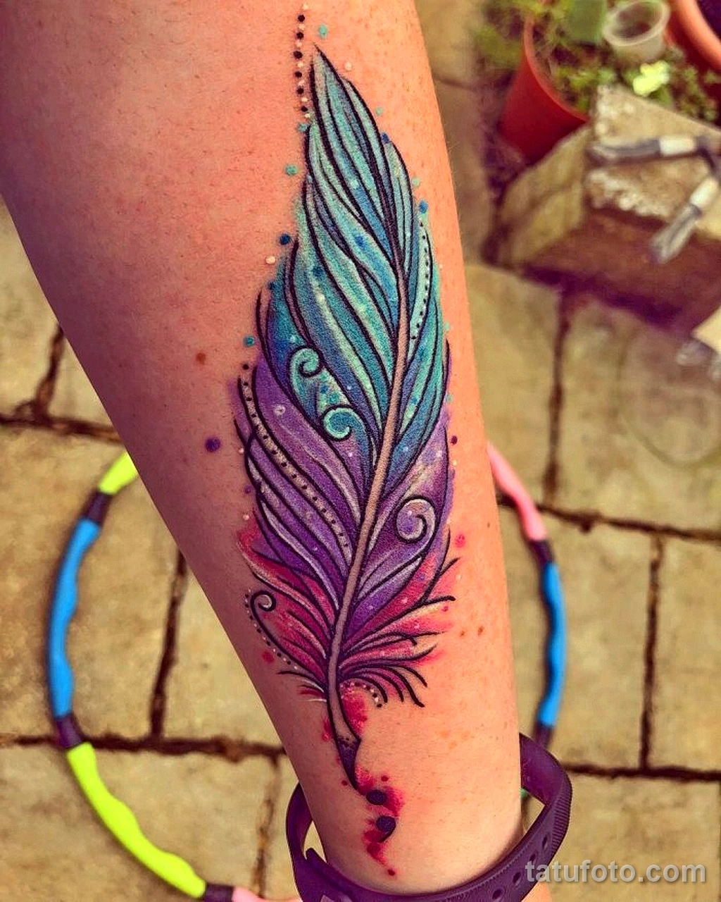 тату цветное перо 13.02.22 №0013 — color drawing tattoo tatufoto.com