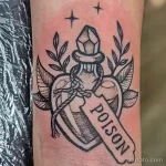 Фото татуировки на руке: изображение бутылочки с надписью "POISON" в стиле олдскул. Яркий и запоминающийся рисунок с глубоким смыслом.