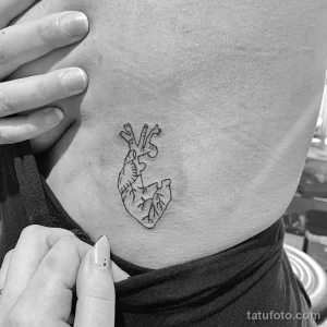 Фото минималистичной татуировки сердца, выполненной одной тонкой линией. Идеальный выбор для тех, кто ценит простоту и элегантность.